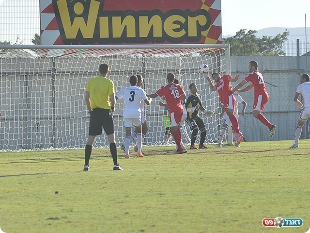 חלבי נוגח את שער הניצחון (צילום: קובי פורטל)