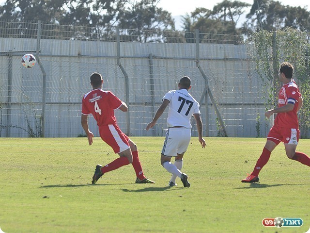 גוזלן בועט (צילום: קובי פורטל)