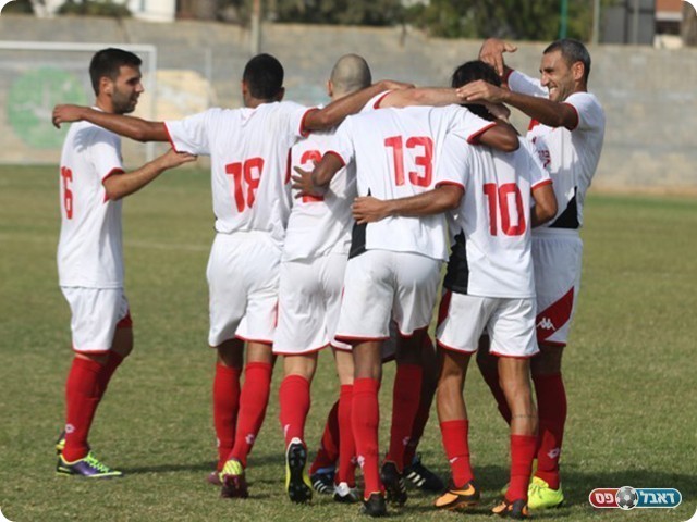 הפתעה בדרך? שחקני חדרה חוגגים (צילום: שלומי גבאי)
