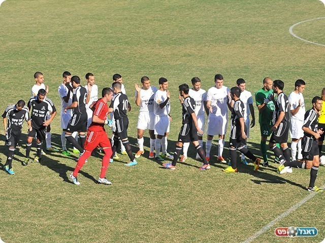 שחקני שתי הקבוצות בפתיחת המשחק (צילום: קובי פורטל)