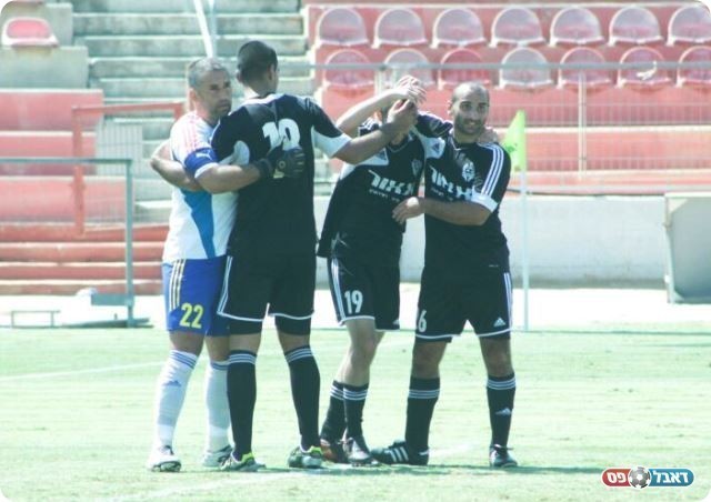 הכובש חוגג. לבד, עם אבא ועם החברים (צילום: שי מוגילבסקי)