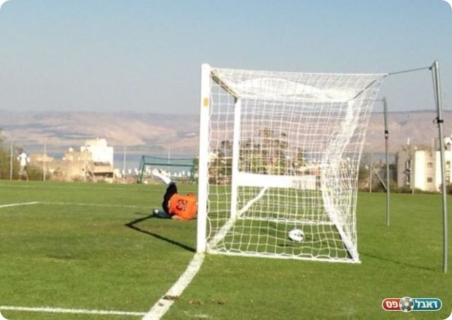 צור שלום  חוזרת למשחק. הפנדל של אלקובי ברשת (צילום: עודד חסין)