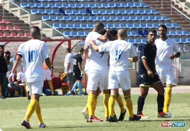 זמנית בקום השני. שחקני ב"ש חוגגים את הראשון (צילום: שי מוגילבסקח)