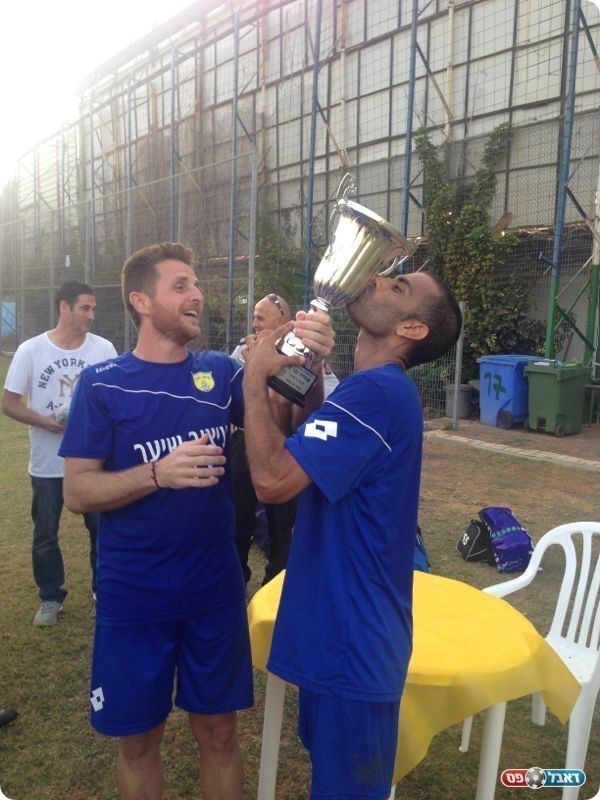 מפגש עם יפו. שחקני בית דגן חוגגים עם הגביע (צילום: אלי שמואלי)