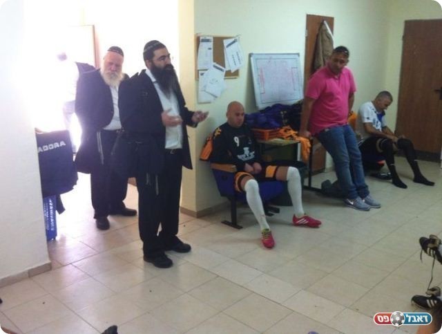 הבטיחו להגיע. אנשי חב"ד וברקע אביגדור, חגי ממן ואייל וקרט