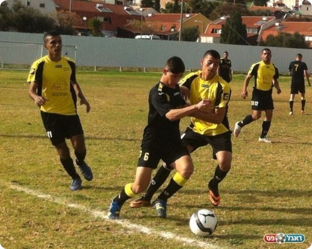 שיחק שלא כדין? בוחבוט (בשחור)