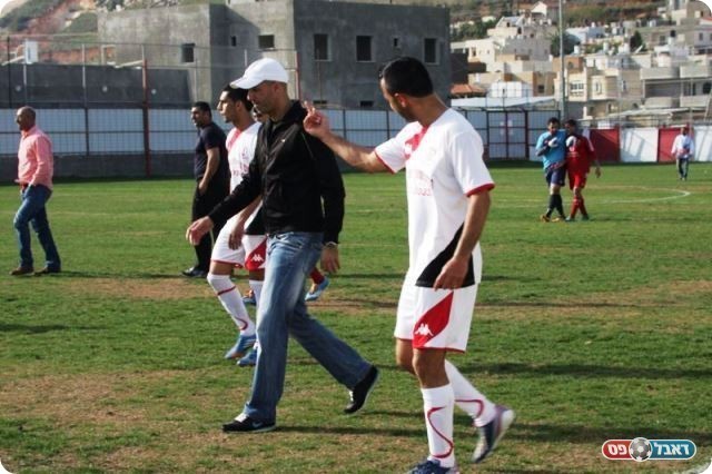 "הלכו על הרגליים". חמודה ומאמנו, חלאיילה במחצית (צילום: מובאדה פרחאת)