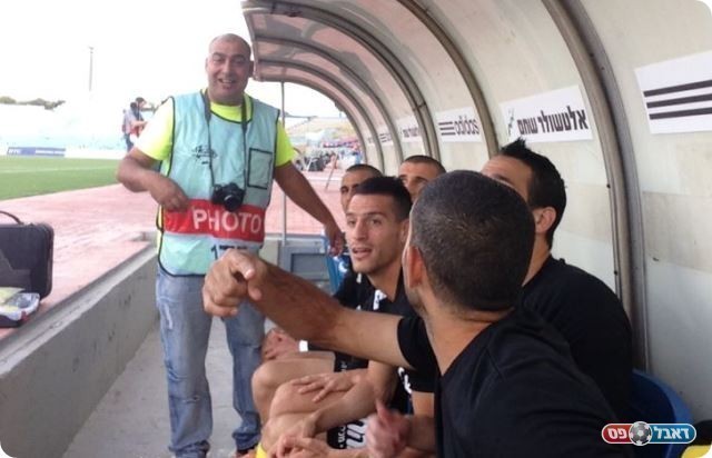 מעביר הוראות בספסל 