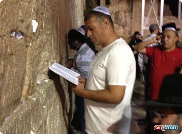 פרקי תהילים. יצחק (עודד חסין)