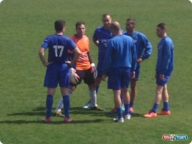 חזר אחרי חצי שנה. כהן צדק (בכתום) וחבריו לשעבר (גיא צמח) 