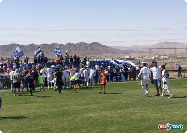 נעטפו באהבה. שחקני אילת חוגגים עם האוהדים (תותי נופי)