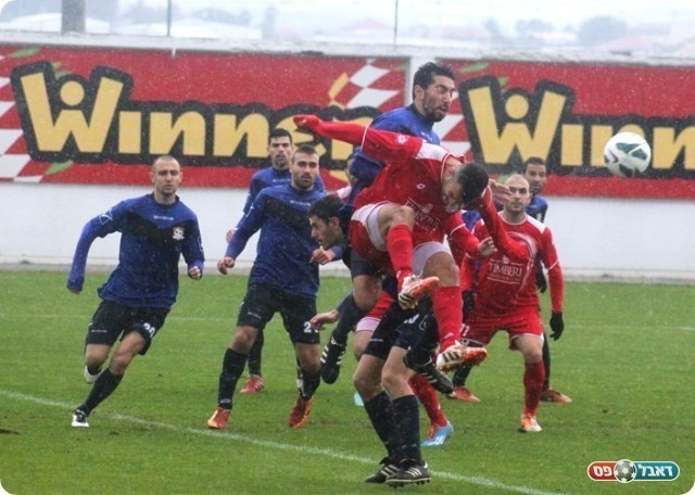 האיש הנכון? קרופניק (בקצה השמאלי. תאמר סרסור)