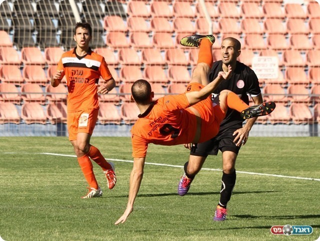 אזור מתרחקת מהפסגה. דננבאום במספרת מול זכריה (צילום: קובי רוזן)