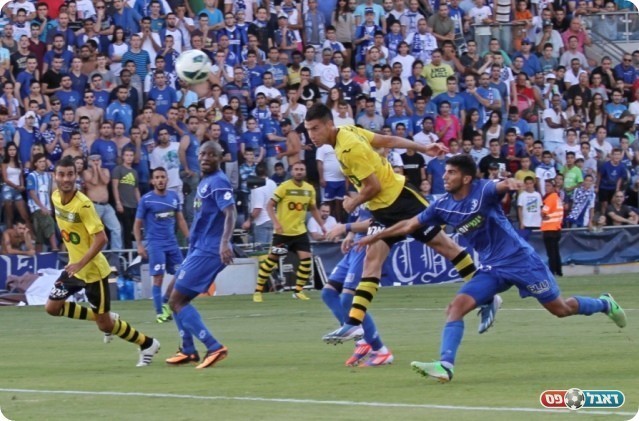 נתניה פתחה בסערה. אברג'יל בדרך לנגוח קורה (צילום: קובי רוזן)