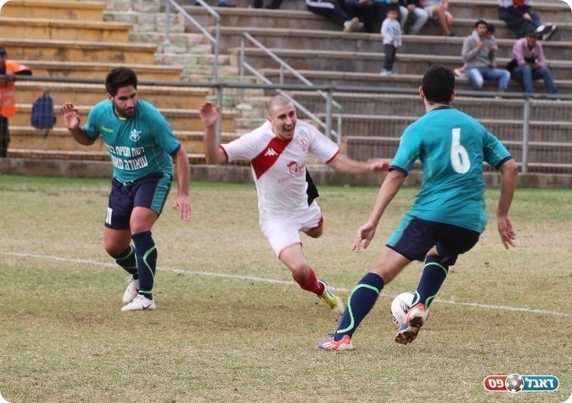 פנדל ברור. ממן מכשיל את קרמר (צילום: שלומי גבאי)