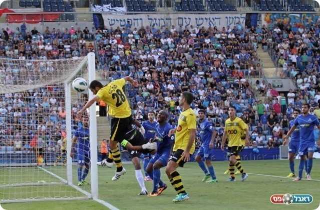 איזו אווירה. החמצה של נתניה על רקע היציע של פ"ת (צילום: קובי רוזן)