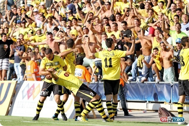 בודדה בפסגה. שחקני נתניה חוגגים (צילום: קובי רוזן)