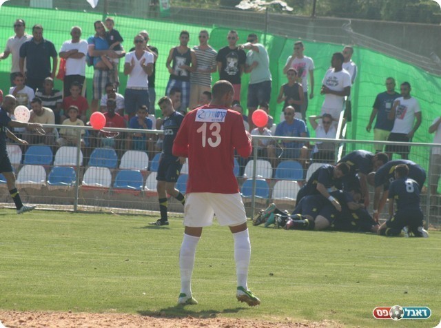  שחקני מגדל חוגגים. יקיר קרטה מתוסכל.