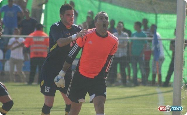 אבי עמוס חוגג העפלה לגמר. שכחו אותו מהר מדי (צילום: ארז נעמן)