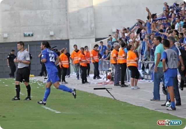 הכחולים לא הרפו. אסולין חוגג את השוויון (צילום: קובי רוזן)