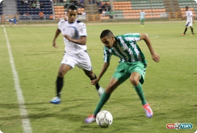 כפר סבא לחצה. אביטון מול פלג (צילום: עודד חסין)