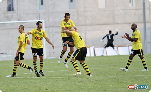 מקבל ברכות מהחברים (צילום: קובי רוזן)