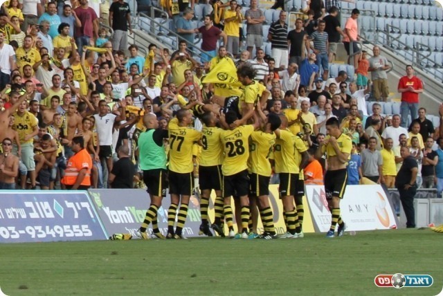 בודדים בפסגה. שחקני נתניה חוגגים עם האוהדים (צילום: קובי רוזן)