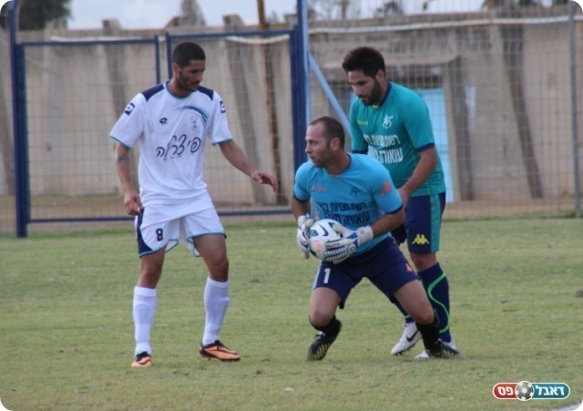 טבריה השתלטה על מרכז השדה. ממן ועיב עוצרים את עקיבא (צילום: עודד חסין)
