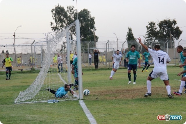 טבריה פתחה היטב את המחצית. עיב עוצר את עמר (צילום: עודד חסין)