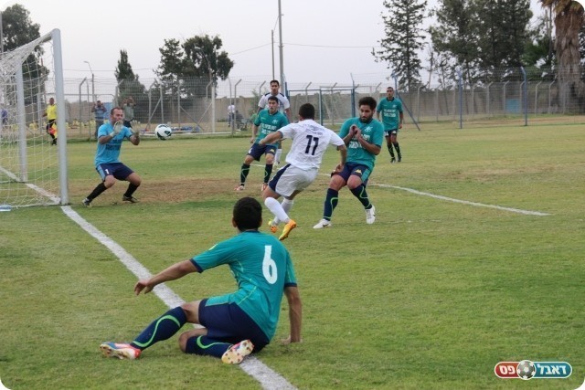 חלק אחורי פרוץ. אלמקייס מול עיב (צילום: עודד חסין)