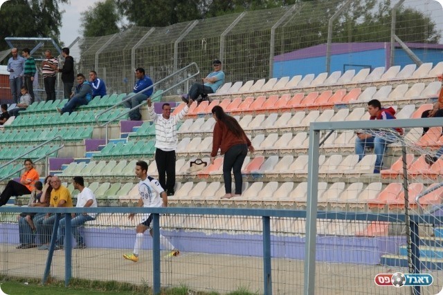 וחוגג עם האוהדים (צילום: עודד חסין)