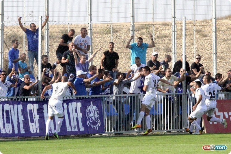 אווירה ביתית. אוהדי שעריים חוגגים (צילום: שי מוגילבסקי)