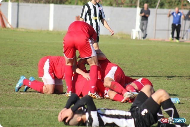 הגמול. שחקני כפר קאסם חוגגים את השער (תאמר סרסור)