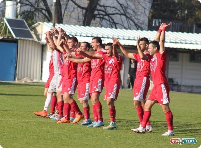 כאילו זכו באליפות. שחקני כפר קאסם בסיום (תאמר סרסור)