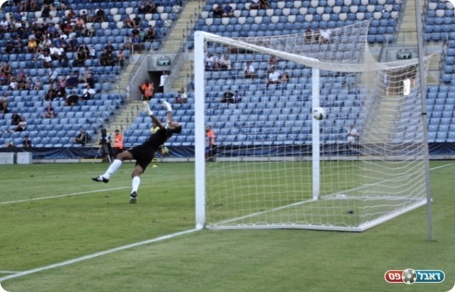 ניצחון ענק. הכדור של לוי הולך פנימה (צילום: קובי רוזן)