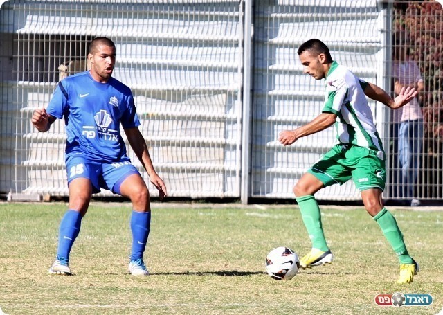 כמעט עקיצה של עמישב. מתנה מול בריגע (צילום: קובי רוזן9