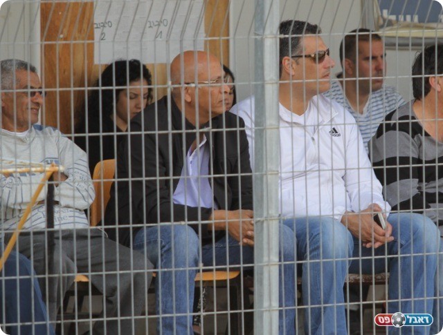 סנדביץ' עם ריבה. גריה (במרכז. קובי רוזן)