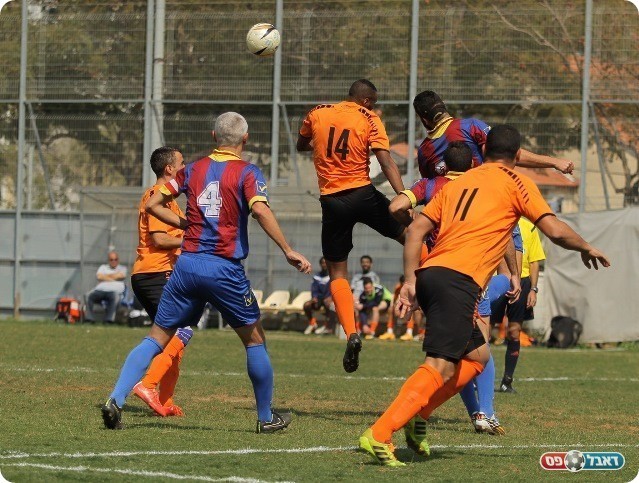 גולאסו. הכדור נהדף ע"י ההגנה (קובי רוזן)