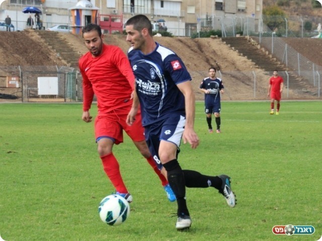 כמעט שער עצמי. עקיבא מול ויסאם רבאח (צילום: עודד חסין)