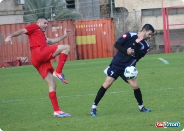 עראבה העיזה. מוחמד נעאמנה מטווח את ברז'יק (צילום: עודד חסין)