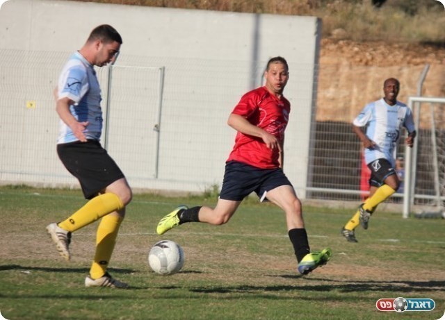 הלך יותר בקלות. פאדי בדיר (בתכלת) מול תאמר עאמר (מוחמד סרסור)