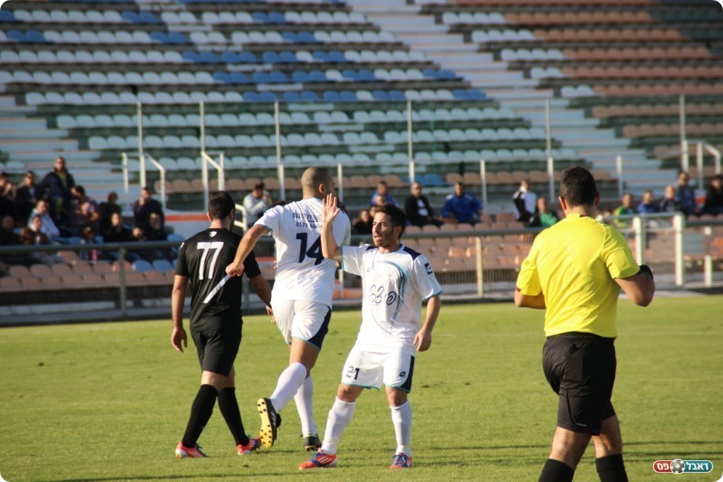 בטבריה לא ויתרו, סיסו חוזר להגנה אחרי השער (צילום: עודד חסין)