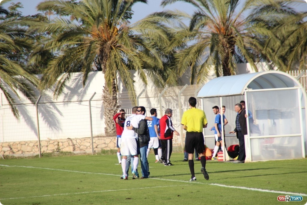 עקיבא רץ להתחבק עם החברים (צילום: עודד חסין)