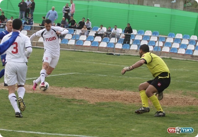 18 שערים ב-22 משחקים. מלכה כובש מול חדרה (צילום: שלומי גבאי)