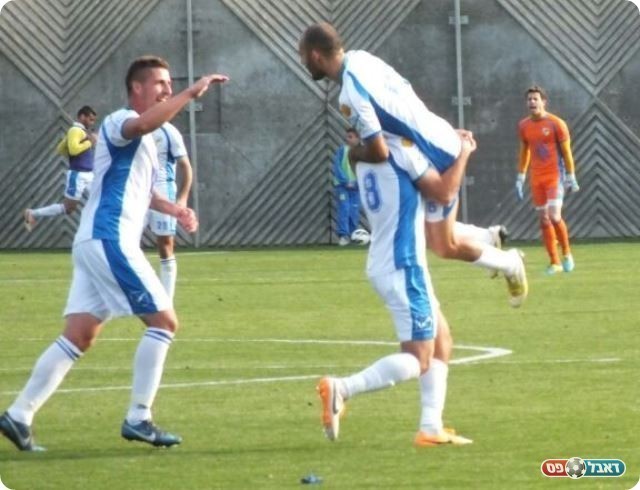 פתחו את המאבק על הסגנות. שחקני יבנה חוגגים (צילום: אלי שמואלי)