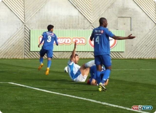 פנדל מאה אחוז. פסו מכשיל את רומנוב (צילום: אלי שמואלי)