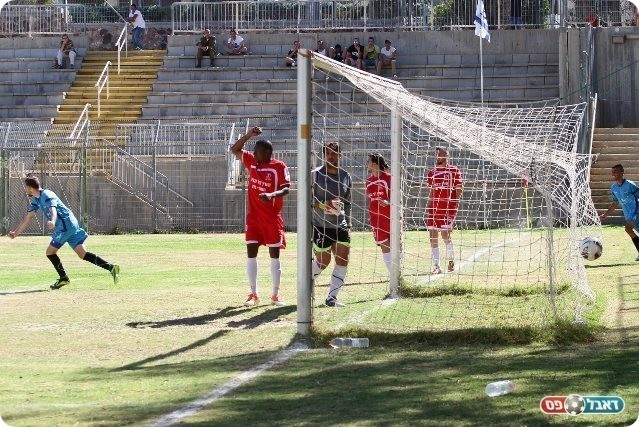 קבוצה אחת על המגרש. הכדור של עדיקה ברשת (עבדאללה אזברגה)