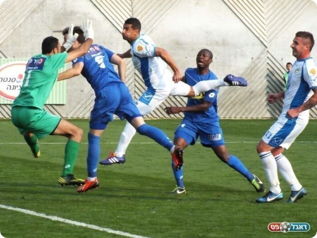 שוויון מוצדק. אופיר נוגח לרשת (צילום: אלי שמואלי)