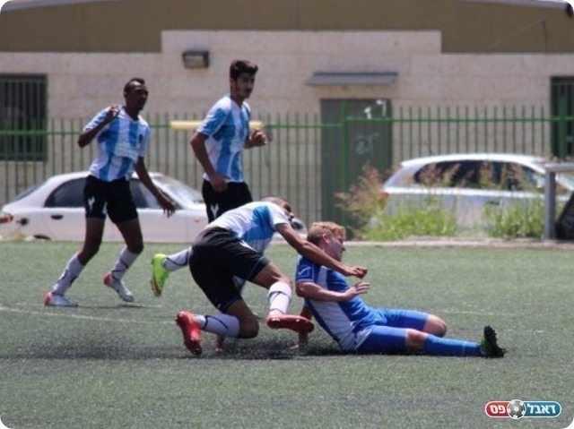 משחק אגרסיבי. זלינגר על הרצפה (דף הפייסבוק של מעלה)