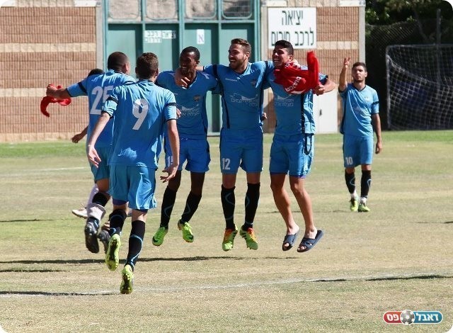 חוגגים הישארות. שחקני מעלה אדומים (עבדאללה אזברגה)